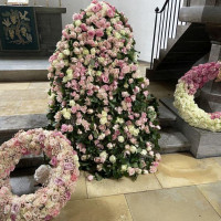 Sargdecke und Trauerkränze mit rosa Rosen Trauerkränze und Sargdecke mit rosa Rosen - Individuelle Trauerfloristik München