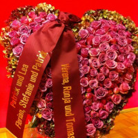 Großes Trauerherz mit roten Rosen und individueller Schleife Trauerherz mit roten Rosen und individueller Schleife