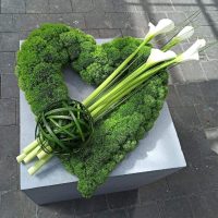 Trauerherz grün weiße Callas Trauerherz in Grün mit weißen Callas