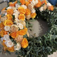 Trauerkranz mit gelben und lachsfarbene Rosen Trauerkranz mit gelben und lachsfarbenen Rosen - gefertigt in München
