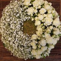 Trauerkranz weiße Rosen und Schleierkraut Trauerkranz mit weißen Rosen und Schleierkraut