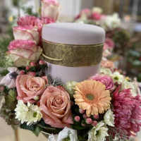 Urnenkranz mit Rosa Rosen und Gerbera Urnenkranz mit rosa Rosen und Gerbera - gefertigt in München