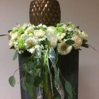 Urnenkranz mit weissen Rosen und Gerbera mit fließendem Grün Urnenkranz mit weissen Rosen und Gerbera gefertigt in München