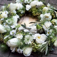 Urnenschmuck weiße Tulpen