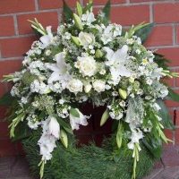 Trauerkranz mit weißen Lilien und Gladiolen Trauerkranz mit weißen Lilien und Gladiolen