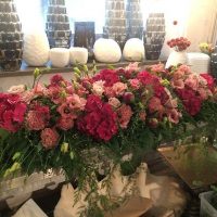 langes Sargbouquet mit roten Blumen langes Sargbouquet mit roten Blumen - exklusive Trauerfloristik aus München