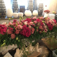 langes Sargbouquet mit roten Blumen langes Sargbouquet mit roten Blumen - exklusive Trauerfloristik aus München