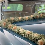 Brautauto Cabrio mit pastellfarbener Girlande Brautauto Cabrio mit pastellfarbener Girlande