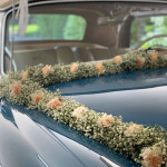 Brautauto Cabrio mit pastellfarbener Girlande Brautauto Cabrio mit pastellfarbener Girlande