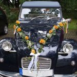 Brautauto mit gelb-grüner Girlande Brautauto mit gelb-gruener Girlande