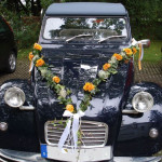 Brautauto mit gelb-grüner Girlande Brautauto mit gelb-gruener Girlande