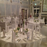 Saaldekoration mit runden Tischen in weiss Hochzeits Saaldekoration runde Tische