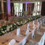 Saal-Dekoration mit großen Leuchtern Hochzeits Tischdekoration mit Leuchtern