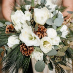 Brautstrauss mit Lilien und Zapfen Brautstrauss mit Lilien und Zapfen