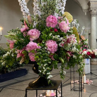 hochgestecktes Trauergesteck mit Pfingstrosen hochgestecktes Trauergesteck mit Pfingstrosen