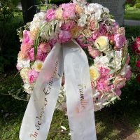 Trauerkranz mit Rosen pastellfarben Trauerkranz mit Rosen pastellfarben