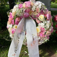 Trauerkranz mit Rosen pastellfarben Trauerkranz mit Rosen pastellfarben