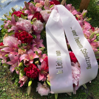 Trauerkranz rosé mit Lilien Trauerkranz rosé mit Lilien